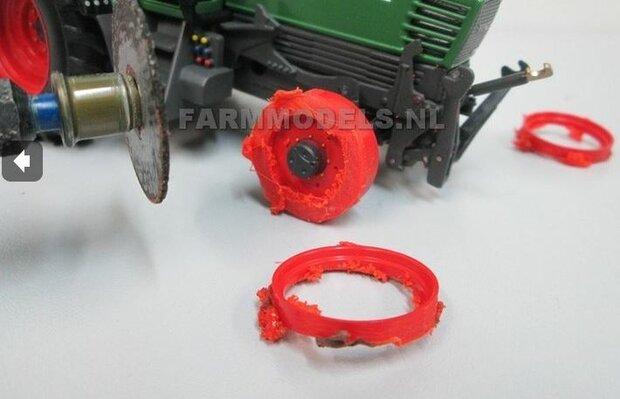 &Oslash; 53.5 x 32 mm: Fendt 824/ 926 Gen I WT: 2x Michelin Mega XBIB banden + ALU. velgen FENDT ROOD Gespoten geleverd o.a. geschikt voor de Fendt 824/ 926 Gen I Weise Toys 1:32        