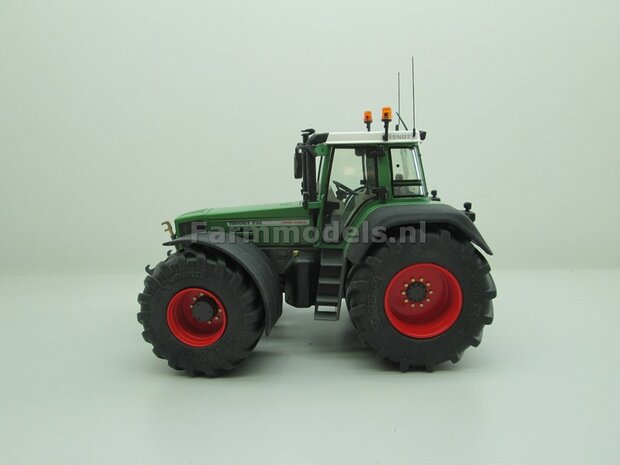 &Oslash; 53.5 x 32 mm: Fendt 824/ 926 Gen I WT: 2x Michelin Mega XBIB banden + ALU. velgen FENDT ROOD Gespoten geleverd o.a. geschikt voor de Fendt 824/ 926 Gen I Weise Toys 1:32        