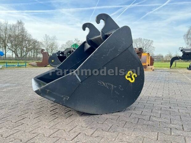 4x geel Eurosteel logo plus chassisplaatje, op mat zwarte folie 3,5 bij 4,5mm Pr&eacute;-Cut Decal stickersets 1:32