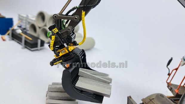 BOUWKIT: Engcon EC219 Draaikantelstuk met gripper S60 Koppeling naar S60 koppeling. Materiaal: RESIN BLANK geleverd 1:32 
