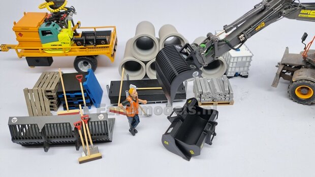 Puinriek 43.9 mm breed ZWART MATT gespoten t.b.v. S60 KOPPELING (o.a. Engcon draaikantelstuk met S60 koppeling, Volvo EWR150 &amp; Atlas  160W mobiele kranen van AT) 1:32  