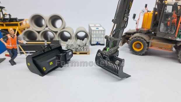 Puinriek 43.9 mm breed ZWART MATT gespoten t.b.v. S60 KOPPELING (o.a. Engcon draaikantelstuk met S60 koppeling, Volvo EWR150 &amp; Atlas  160W mobiele kranen van AT) 1:32  