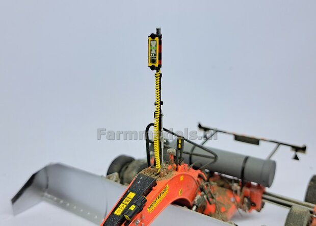 TOPCON KOFFER t.b.v. plaatsing 2x Topcon LS-B200 Machine Ontvangers RESIN onderdelen BLANK geleverd +  Pr&eacute;-Cut Decal stickerset   Farmmodels  1:32                