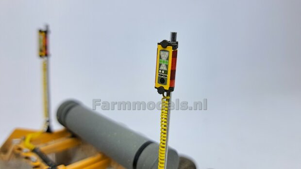 TOPCON KOFFER t.b.v. plaatsing 2x Topcon LS-B200 Machine Ontvangers RESIN onderdelen TOPCON GEEL Gespoten geleverd +  Pr&eacute;-Cut Decal stickerset   Farmmodels  1:32                