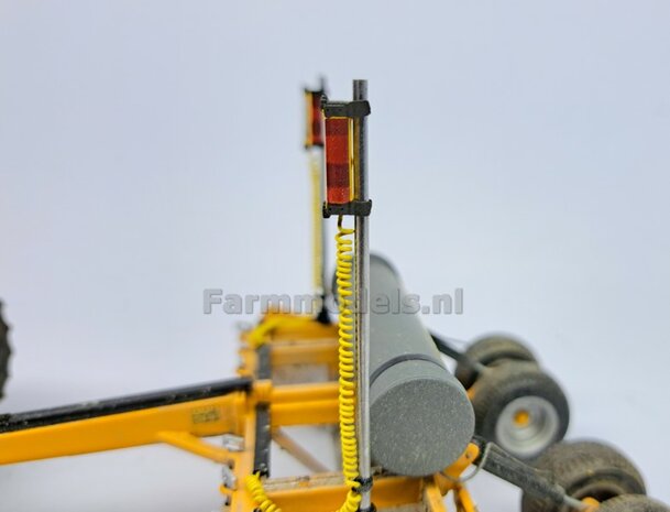 TOPCON KOFFER t.b.v. plaatsing 2x Topcon LS-B200 Machine Ontvangers RESIN onderdelen TOPCON GEEL Gespoten geleverd +  Pr&eacute;-Cut Decal stickerset   Farmmodels  1:32                
