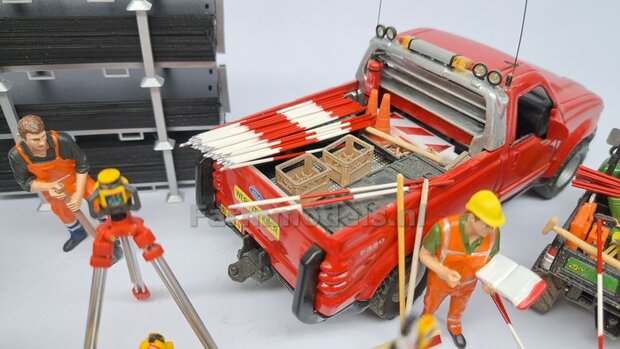 6x JALON STOKKEN ROOD/ WIT/ ROOD/ WIT met &quot;stalen&quot; punt  &Oslash; 1mm x 65mm (1:1 = 2.10 mtr) Handgemaakt 1:32  