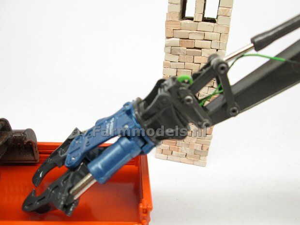 BOUWKIT: Crusher BLAUW/ GRIJS OKADA TS W2200V inclusief SNELWISSELKOP S70 RESIN, BLANK Geleverd 1:32