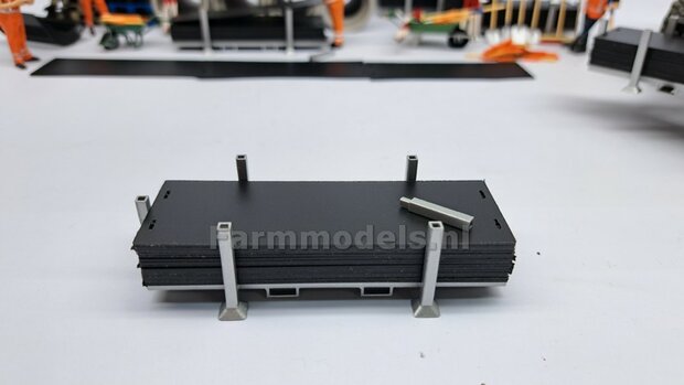 Massief BLOK RIJPLATEN (31.4 x 93.7 x 9.9 mm)  Resin RUBBER COMPOUND ZWART Gespoten geleverd  1:32 