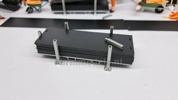 Massief BLOK RIJPLATEN (31.4 x 93.7 x 9.9 mm)  Resin RUBBER COMPOUND ZWART Gespoten geleverd  1:32 