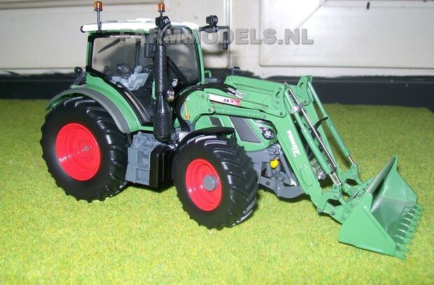 132. Fendt 516 met voorladerbak UH