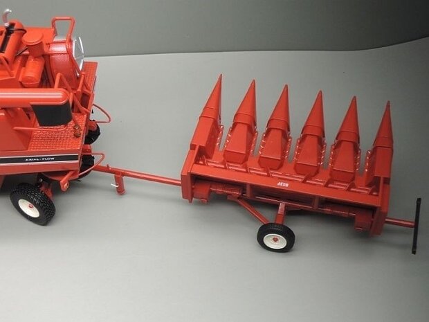 IH 853F Maiskolvenplukker + aanhanger, geschikt voor IH 1460 Axial Flow dorser 1:32 Replicagri REP131