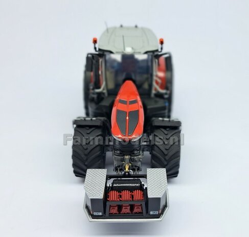 BOUWKIT: FRONTBUMPER met 3x COMPRESSOR, DRUKVAT en OPBERGKISTEN 3-Punts aansluiting  Materiaal: RESIN BLANK Geleverd  1:32  