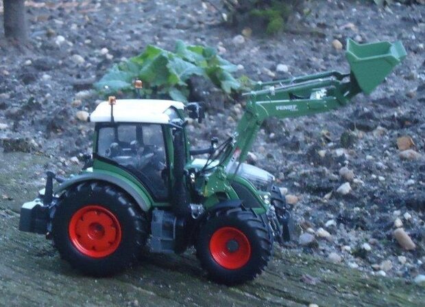 131. Fendt 516 met voorladerbak UH