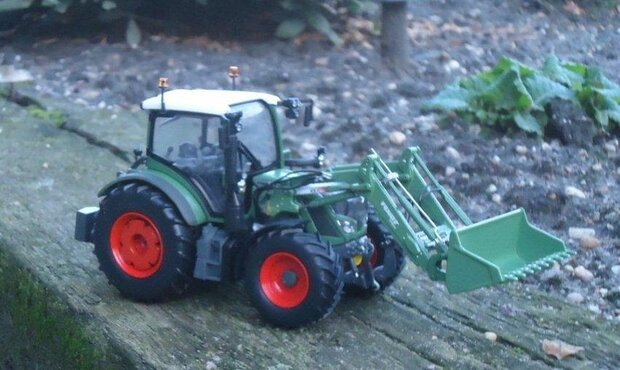 131. Fendt 516 met voorladerbak UH