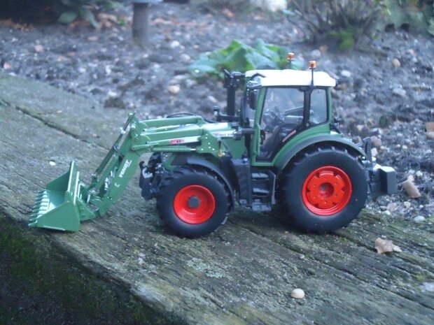 131. Fendt 516 met voorladerbak UH