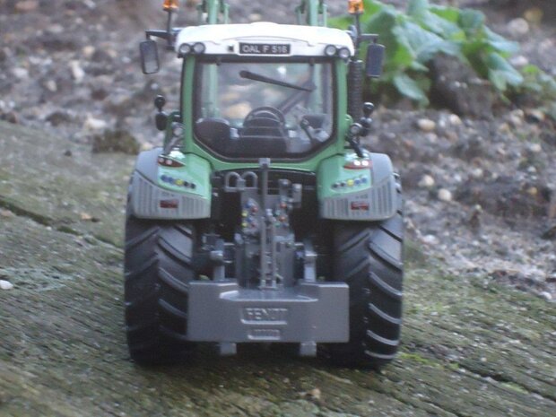 131. Fendt 516 met voorladerbak UH