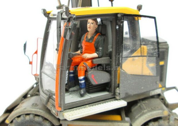 ORANGE: Machinist/ zittende werker/ Chauffeur met veiligheid overall   1:32   ADF32148 