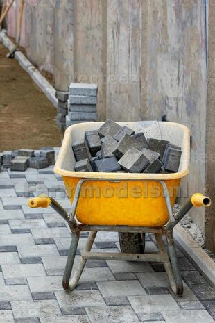 BOUWKIT: KRUIWAGEN 100 liter Materiaal Resin, ALUMINIUM GLANS/ ZWART MATT/ GEEL MATT Gespoten met GEEL Geschilderde HANDVATEN geleverd 1:32