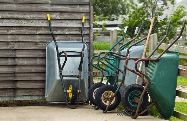 BOUWKIT: KRUIWAGEN 100 liter Materiaal Resin, ALUMINIUM GLANS/ ZWART MATT/ GEEL MATT Gespoten met GEEL Geschilderde HANDVATEN geleverd 1:32