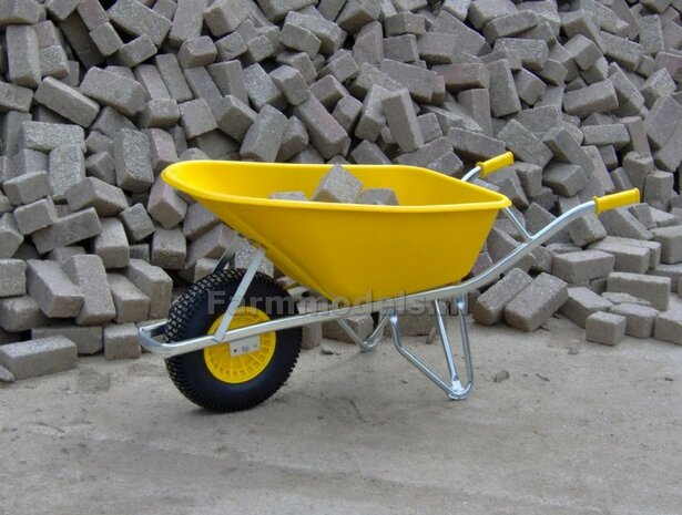 BOUWKIT: KRUIWAGEN 100 liter Materiaal Resin, GEEL MATT/ ZWART MATT/ ALUMINIUM GLANS Gespoten met GEEL Geschilderde HANDVATEN geleverd 1:32