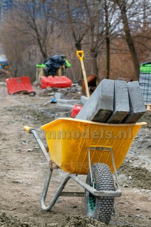 BOUWKIT: KRUIWAGEN 100 liter Materiaal Resin, GROEN MATT/ ZWART MATT/ ALUMINIUM GLANS Gespoten met GROEN Geschilderde HANDVATEN geleverd 1:32