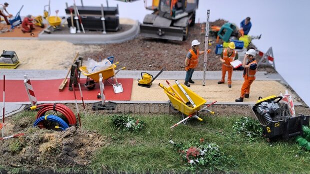 BOUWKIT: KRUIWAGEN (STAL/ GROENAFVAL) 160 liter  Mat. Resin, GROEN MATT/ ZWART MATT/ ALUMINIUM GLANS Gespoten met GROEN Geschilderde HANDVATEN geleverd 1:32