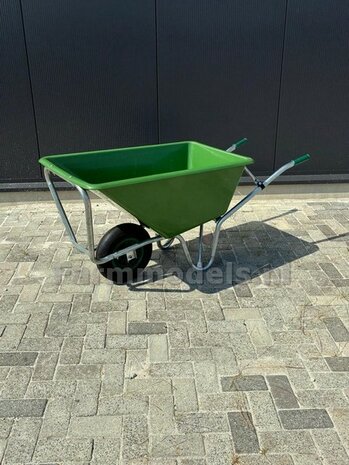BOUWKIT: KRUIWAGEN (STAL/ GROENAFVAL) 160 liter  Mat. Resin, GROEN MATT/ ZWART MATT/ ALUMINIUM GLANS Gespoten met GROEN Geschilderde HANDVATEN geleverd 1:32