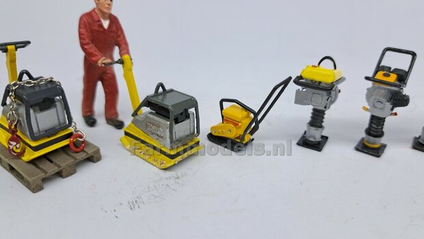BOUWKIT:  Wacker Neuson Trilplaat Lichte uitvoering Materiaal RESIN BLANK Geleverd  + Pr&eacute;-Cut decals Wacker Neuson 1:32