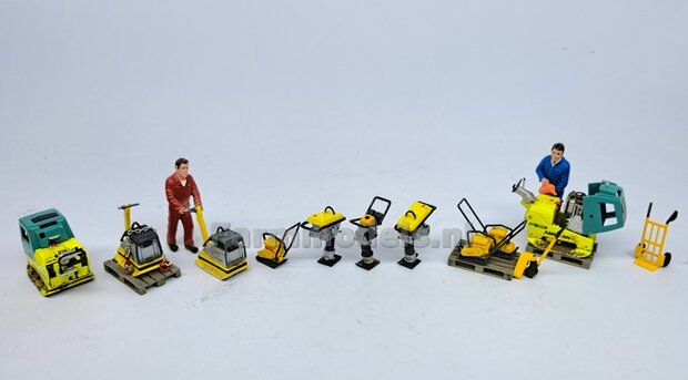 BOUWKIT: WACKER NEUSON Trilplaat, middelzware uitvoering Materiaal RESIN &amp; Polystyreen BLANK Geleverd  + Wacker Neuson Pr&eacute;-Cut Decals set  1:32