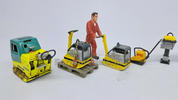 BOUWKIT: WACKER NEUSON Trilplaat, middelzware uitvoering Materiaal RESIN &amp; Polystyreen BLANK Geleverd  + Wacker Neuson Pr&eacute;-Cut Decals set  1:32