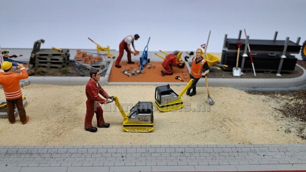 BOUWKIT: WACKER NEUSON Trilplaat, middelzware uitvoering Materiaal RESIN &amp; Polystyreen BLANK Geleverd  + Wacker Neuson Pr&eacute;-Cut Decals set  1:32