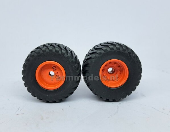 &Oslash; 42.2 mm: CLAAS CARAT 160T: 2x Trelleborg Banden &quot;NORMAL&quot;  met Resin Velgen CLAAS ORANJE Gespoten geleverd  1:32   Farmmodels Custom Line Series  