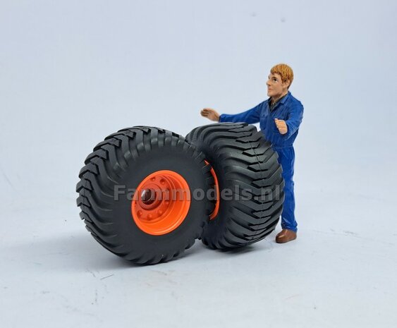 &Oslash; 42.2 mm: CLAAS CARAT 160T: 2x Trelleborg Banden &quot;NORMAL&quot;  met Resin Velgen CLAAS ORANJE Gespoten geleverd  1:32   Farmmodels Custom Line Series  