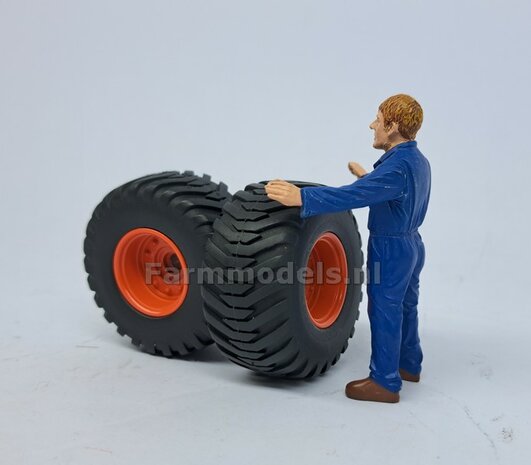 &Oslash; 42.2 mm: CLAAS CARAT 160T: 2x Trelleborg Banden &quot;NORMAL&quot;  met Resin Velgen CLAAS ORANJE Gespoten geleverd  1:32   Farmmodels Custom Line Series  