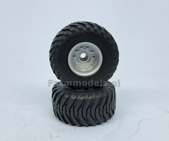 &Oslash; 42.2 mm: CLAAS CARAT 160T: 2x Trelleborg Banden &quot;NORMAL&quot;  met Resin Velgen ALUMINIUM METALIC Gespoten geleverd  1:32   Farmmodels Custom Line Series  