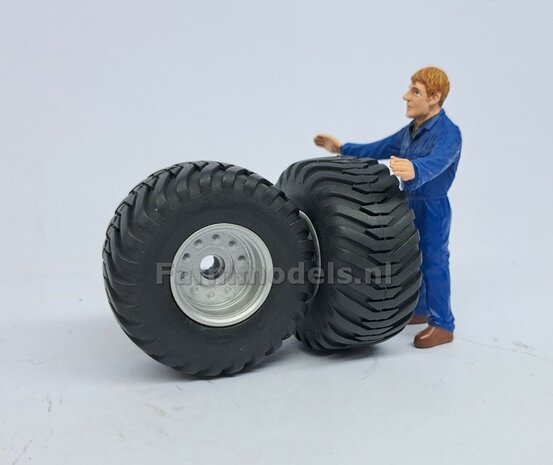 &Oslash; 42.2 mm: CLAAS CARAT 160T: 2x Trelleborg Banden &quot;NORMAL&quot;  met Resin Velgen ALUMINIUM METALIC Gespoten geleverd  1:32   Farmmodels Custom Line Series  