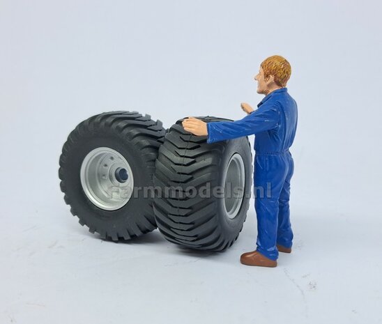 &Oslash; 42.2 mm: CLAAS CARAT 160T: 2x Trelleborg Banden &quot;NORMAL&quot;  met Resin Velgen ALUMINIUM METALIC Gespoten geleverd  1:32   Farmmodels Custom Line Series  