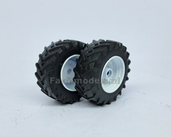 &Oslash; 52.2 mm: 2x Trelleborg 650/60 R34 vooras banden MET WITTE VELGEN  1:32 Universele set 