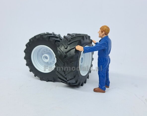 &Oslash; 52.2 mm: 2x Trelleborg 650/60 R34 vooras banden MET WITTE VELGEN  1:32 Universele set 