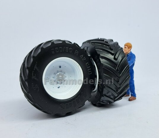 &Oslash; 65.6 x 27.7 mm: 2x Mitas 900/60 R42 bandenset  met NH WITTE VELGEN 1:32
