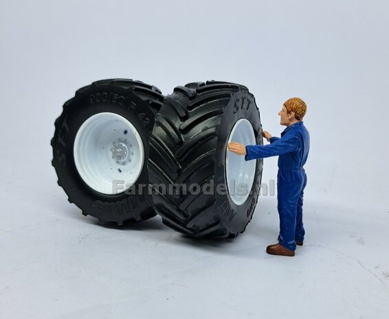 &Oslash; 65.6 x 27.7 mm: 2x Mitas 900/60 R42 bandenset  met NH WITTE VELGEN 1:32