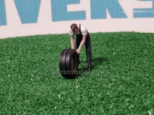 LIGHT GRAY: Monteur PATRICK rolt/duwt wiel licht grijze overall - Handgeschilderd 1:32   ATL32026-LIGHT GRAY