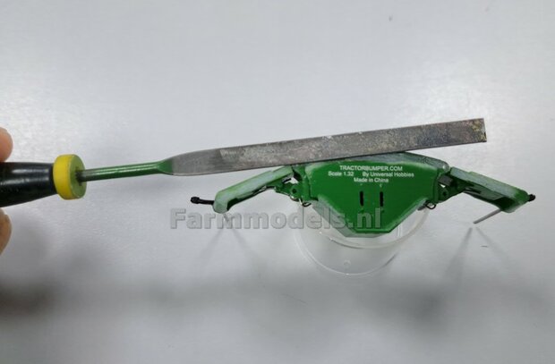 BOUWKIT: RUBBER FLAP + MONTAGE FRAME SET Geschikt voor SAFETY WEIGHT 800kg  BUMPERS  Materiaal: Resin CLAAS NIGHT ED. GRIJS Gespoten geleverd  + ECHT RUBBER FLAP 1:32  