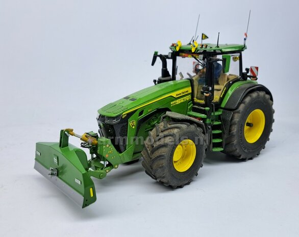 BOUWKIT: SUER 2400kg SCHUIFGEWICHT  85.5mm breed. Resin JOHN DEERE GROEN GESPOTEN + Kunststof Trekhaak ALUMINIUM Gespoten + diverse stickers o.a. SLIJTPLAAT + 2x pinnen 1:32