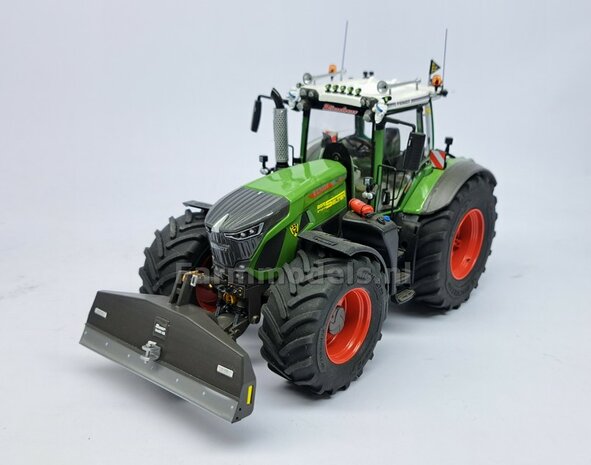 BOUWKIT: SUER 2400kg SCHUIFGEWICHT  85.5mm breed. Resin JOHN DEERE GROEN GESPOTEN + Kunststof Trekhaak ALUMINIUM Gespoten + diverse stickers o.a. SLIJTPLAAT + 2x pinnen 1:32