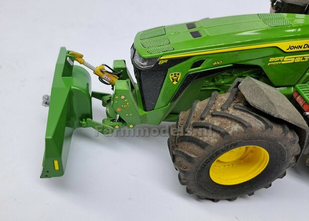 BOUWKIT: SUER 2400kg SCHUIFGEWICHT  85.5mm breed. Resin JOHN DEERE GROEN GESPOTEN + Kunststof Trekhaak ALUMINIUM Gespoten + diverse stickers o.a. SLIJTPLAAT + 2x pinnen 1:32