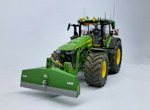 BOUWKIT: SUER 2400kg SCHUIFGEWICHT  85.5mm breed. Resin JOHN DEERE GROEN GESPOTEN + Kunststof Trekhaak ALUMINIUM Gespoten + diverse stickers o.a. SLIJTPLAAT + 2x pinnen 1:32