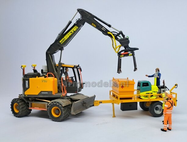 Opbergkist  30.4mm x 15.2mm x 15.1mm Incl. OPHANGBEUGEL Materiaal Resin, de kist wordt RVS CHROOM Gespoten Geleverd  1:32    