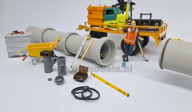 BOUWKIT: VERACHTERT (RIOOL-) BUIZENLEGGER  Beweegbaar met S60 Koppeling. Materiaal: Resin op KLEUR Gespoten incl. Verachtert Pr&eacute;-Cut Stickers geleverd 1:32 
