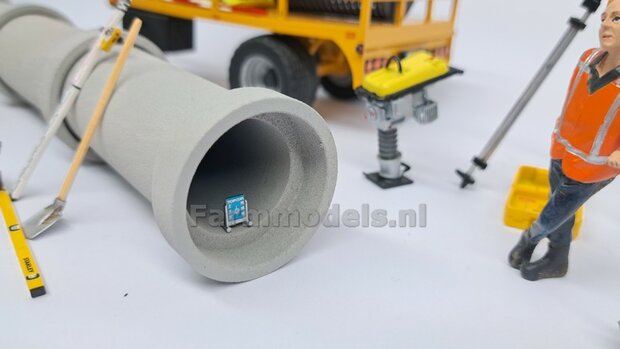 BOUWKIT: VERACHTERT (RIOOL-) BUIZENLEGGER  Beweegbaar met S60 Koppeling. Materiaal: Resin op KLEUR Gespoten incl. Verachtert Pr&eacute;-Cut Stickers geleverd 1:32 